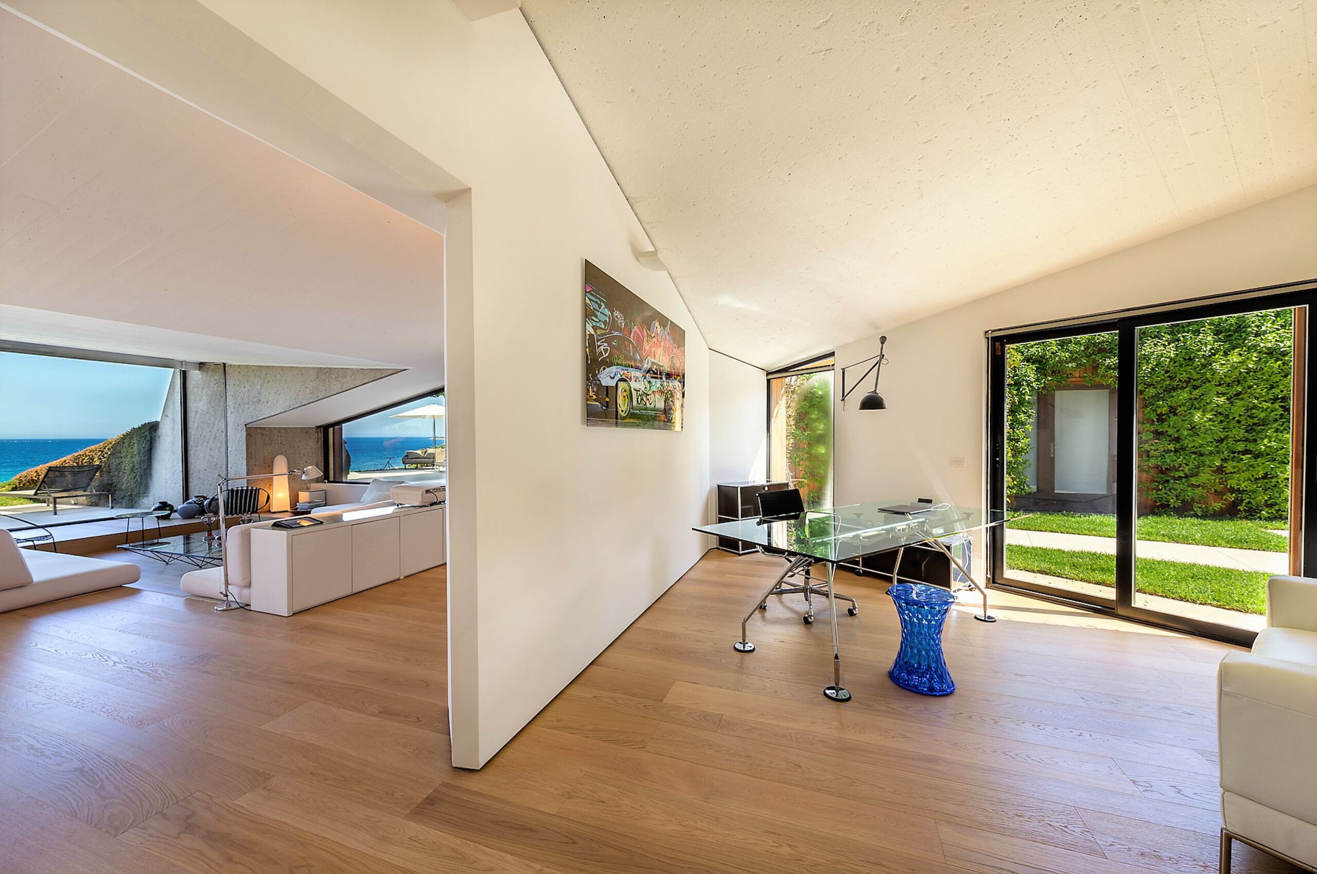 villa-cora-office-desk-openplan-livingarea-modern-bright-gardenaccess-luxury-interiors-sardinia