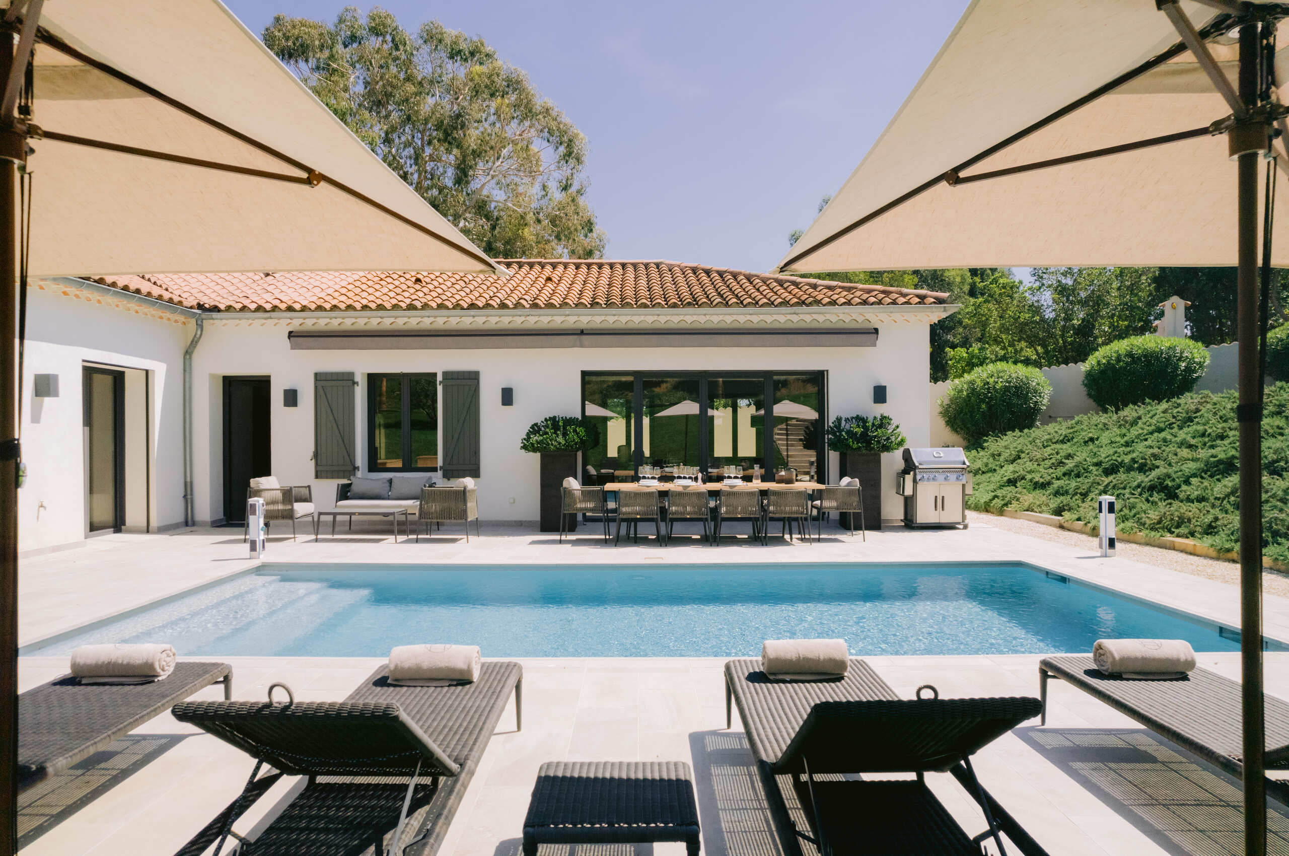 villa-cora-pool-deckchair-outdoordining-luxury-rental-lacroixvalmer