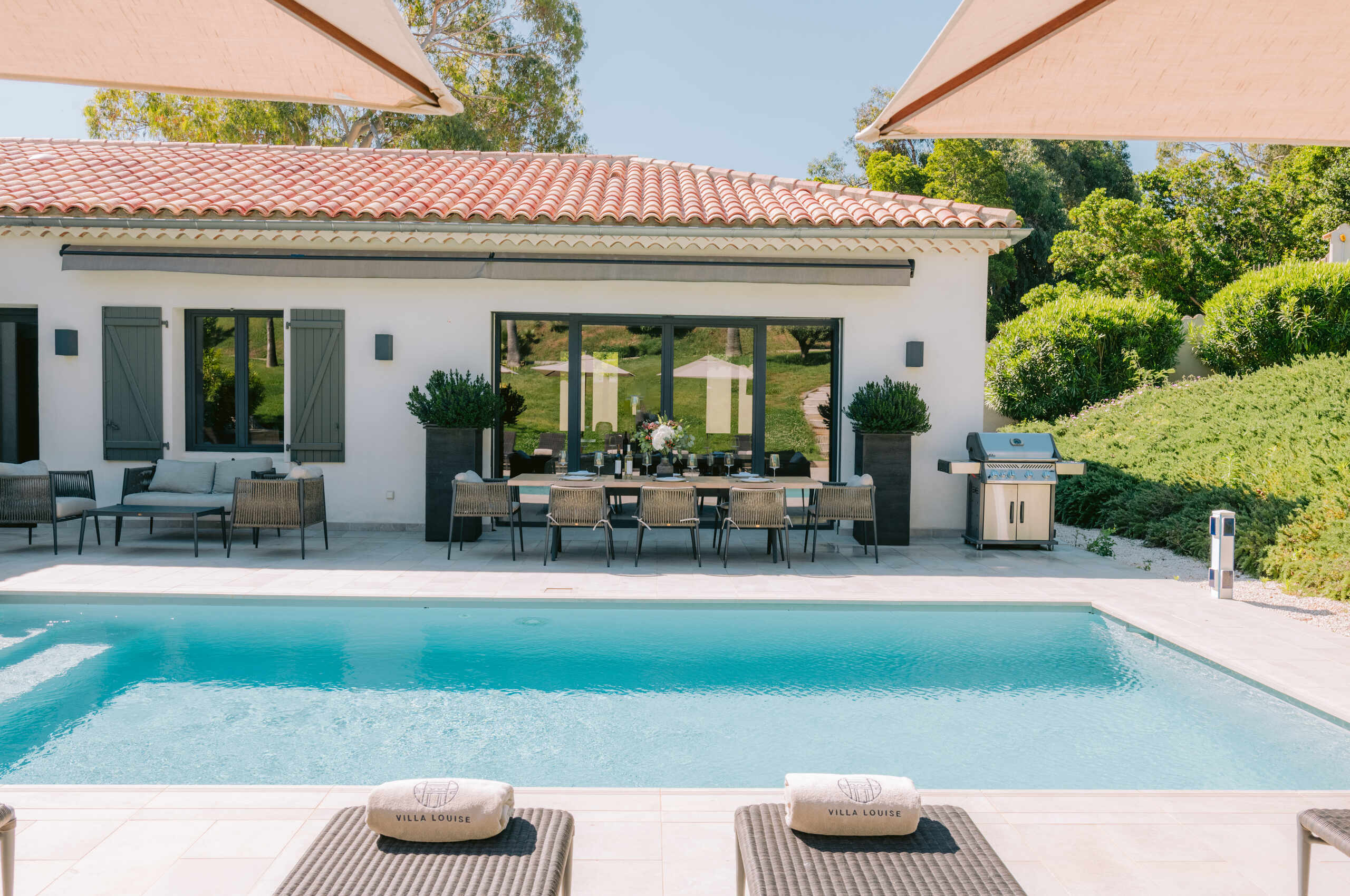 villa-cora-pool-outdoordining-outdoorlounge-terrace-luxury-retreat-lacroixvalmer