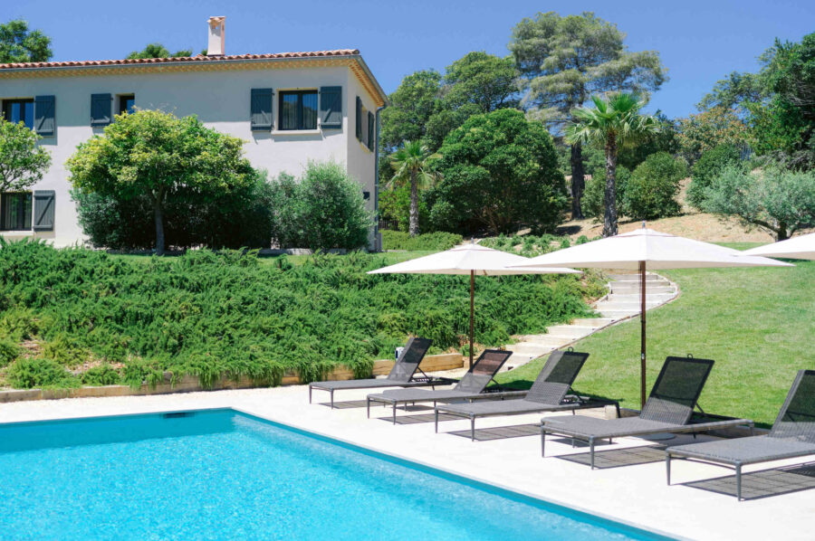 villa-cora-poolside-deckchairs-garden-luxury-rental-retreat-lacroixvalmer