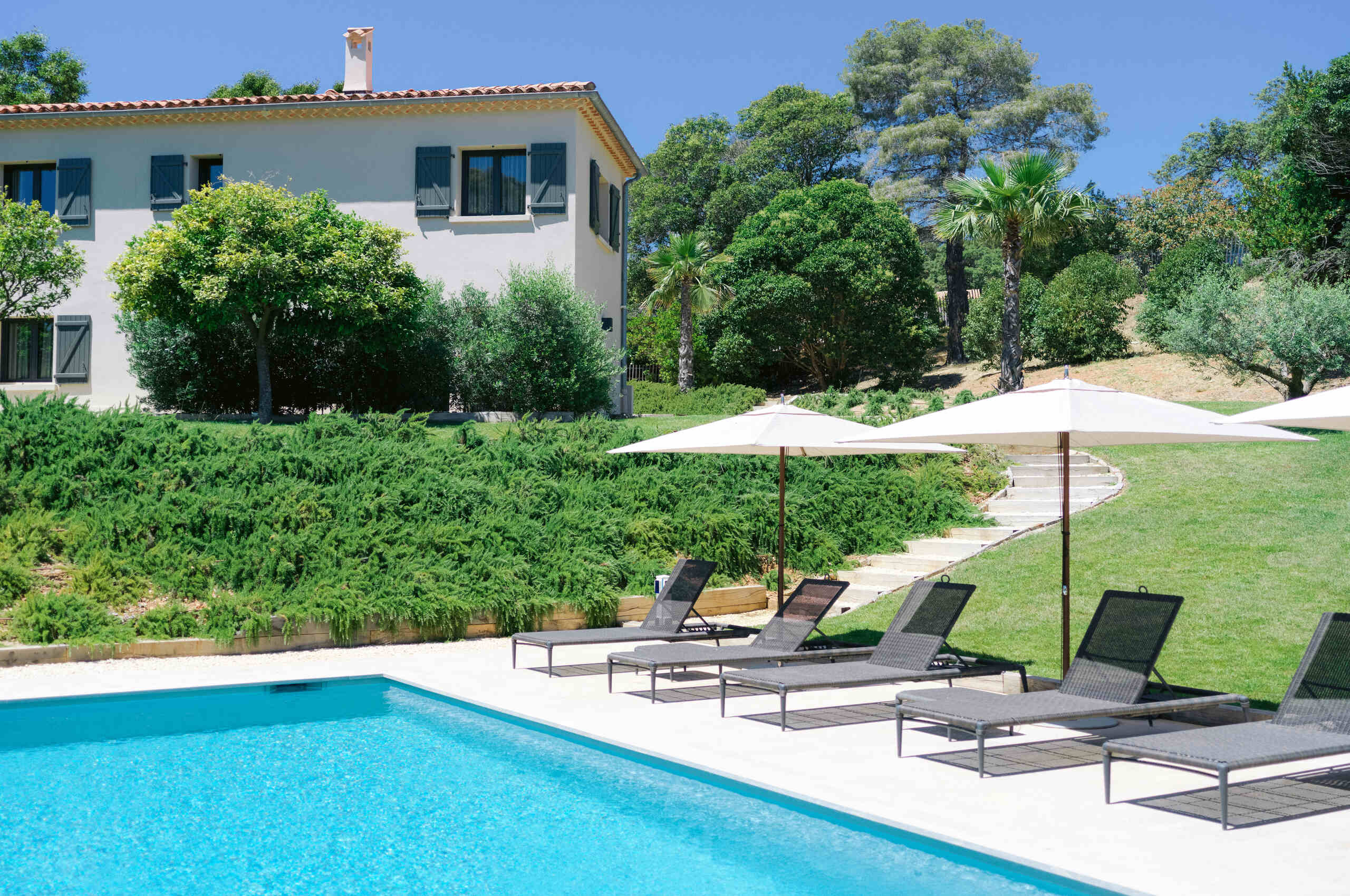 villa-cora-poolside-deckchairs-garden-luxury-rental-retreat-lacroixvalmer