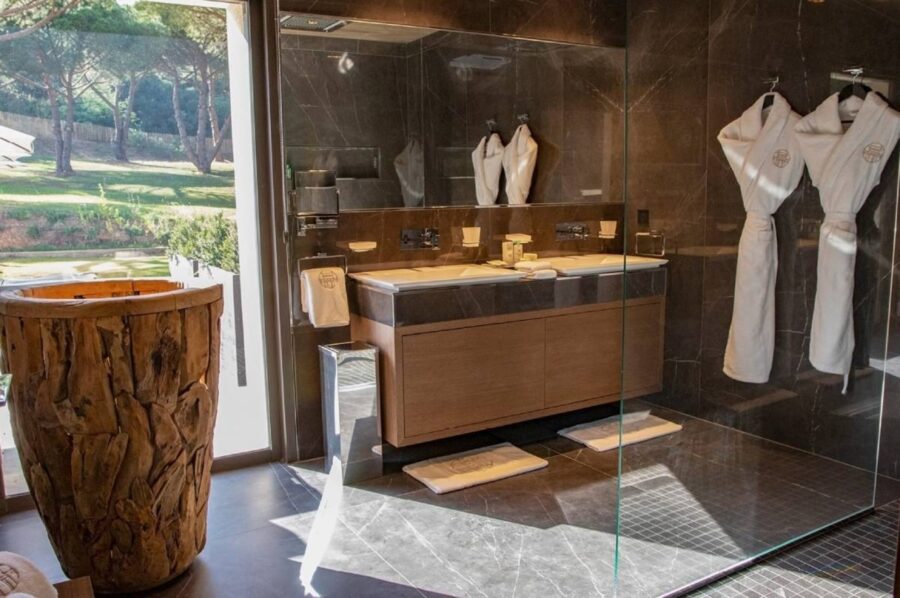 villa-coral-bathroom-shower-doublesink-luxury-modern-lacroixvalmer