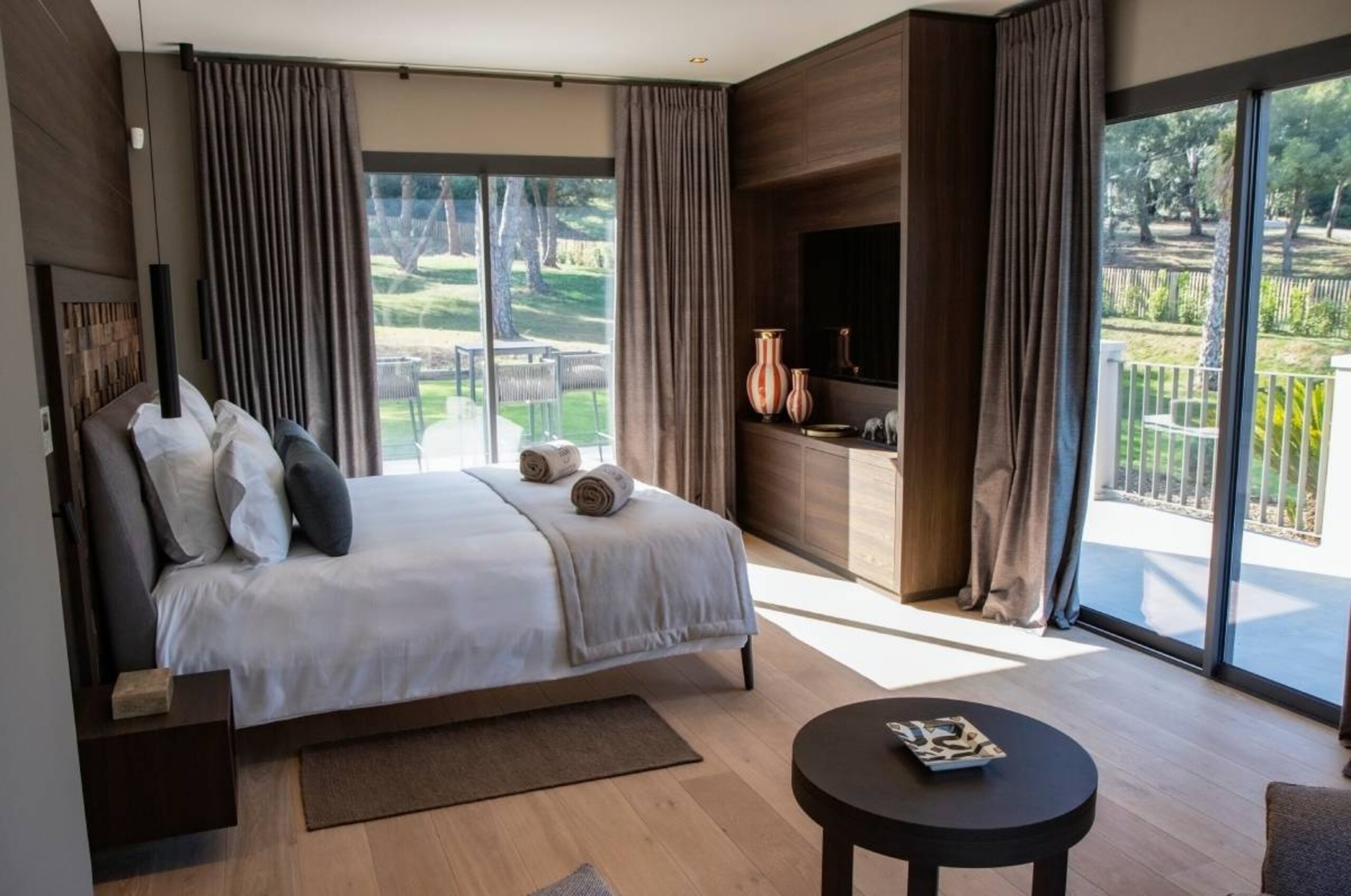 villa-coral-bedroom-gardenview-luxury-design-lacroixvalmer