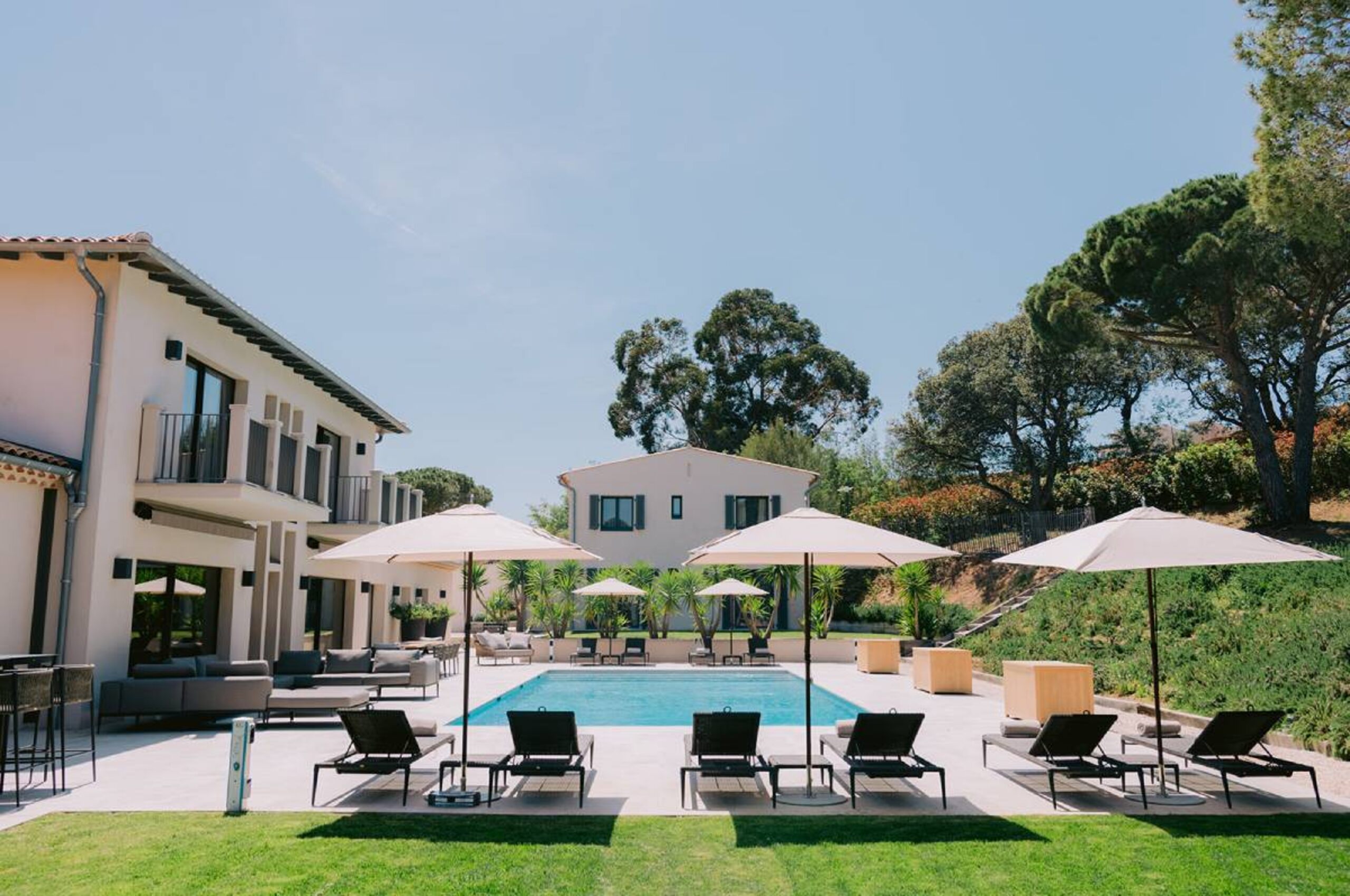 villa-coral-pool-sunbed-luxury-paradise-lacroixvalmer