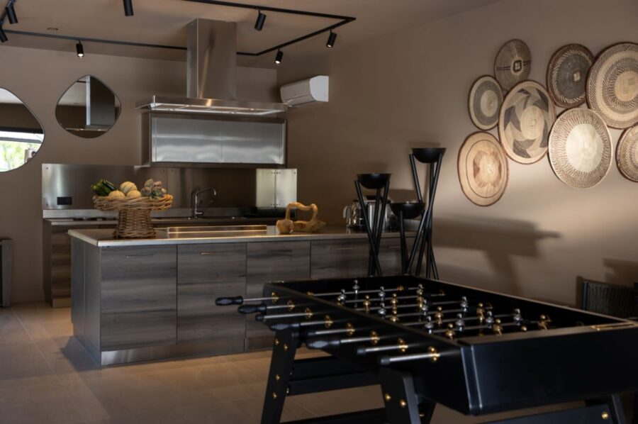 villa-coral-poolhouse-games-luxury-modern-design-lacroixvalmer