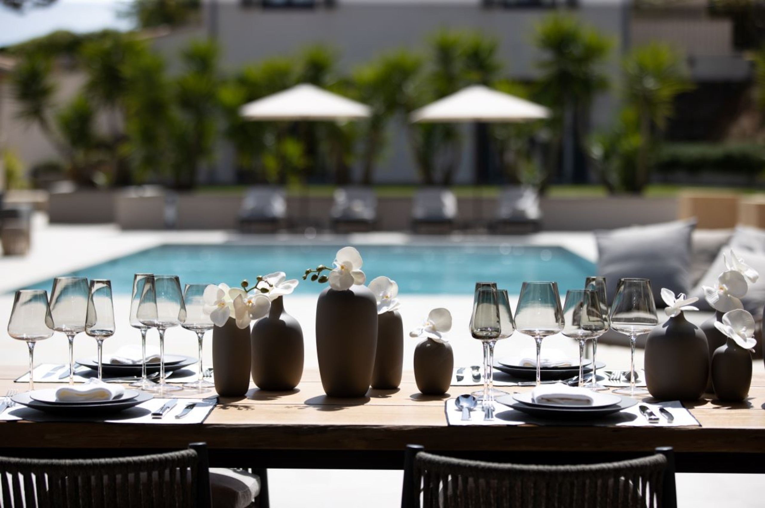 villa-coral-table-poolside-luxury-dining-modern-lacroixvalmer