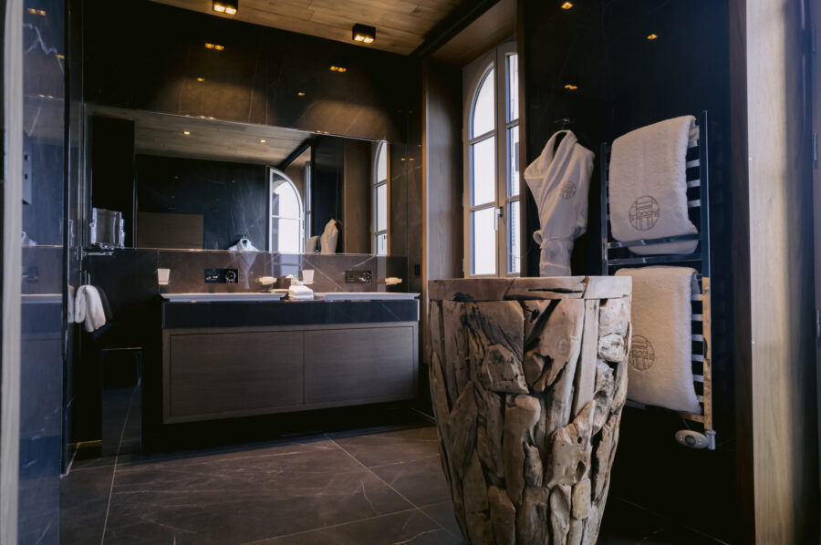 villa-coralie-bathroom-doublesink-luxury-lacroixvalmer