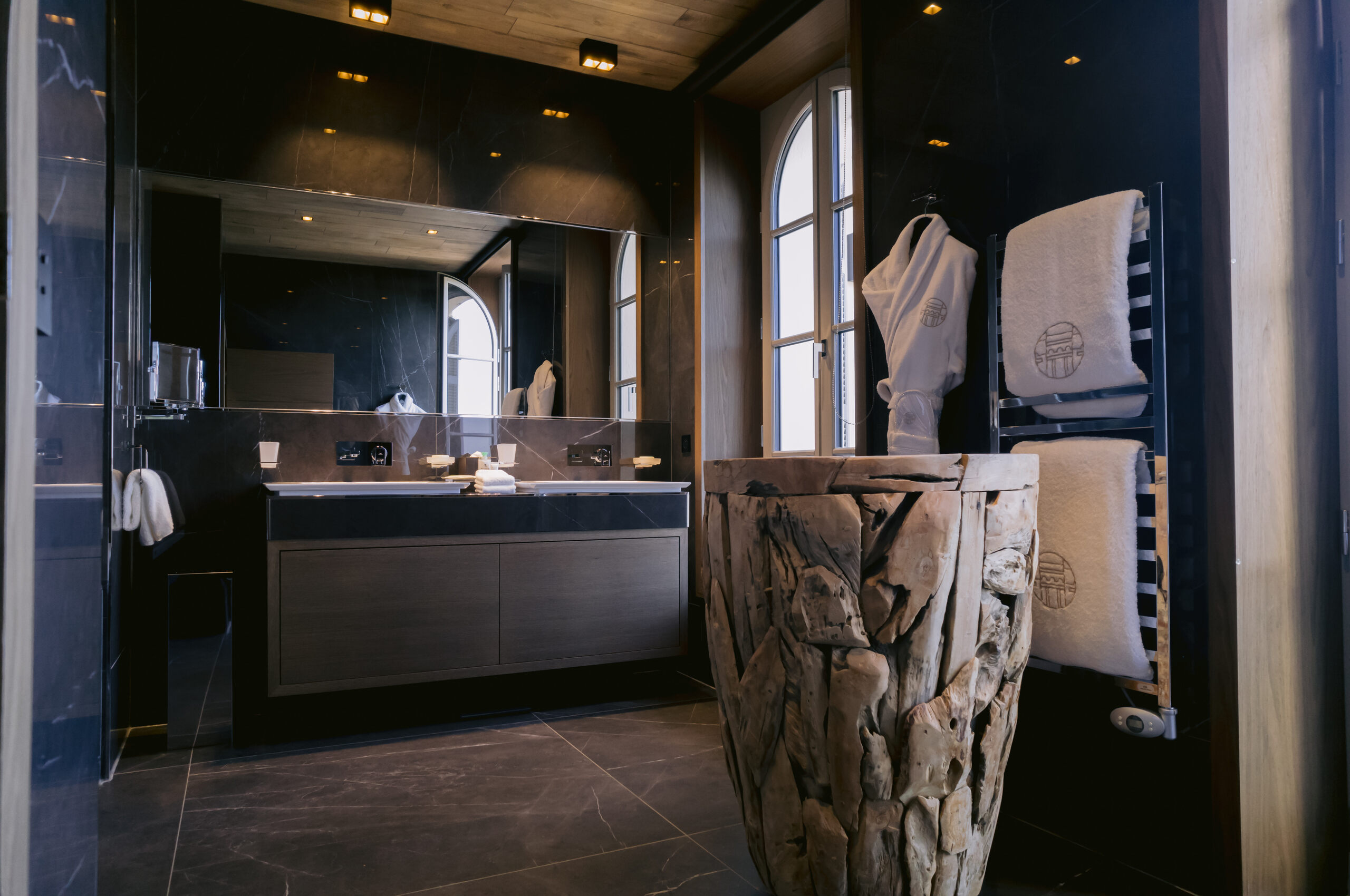 villa-coralie-bathroom-doublesink-luxury-lacroixvalmer