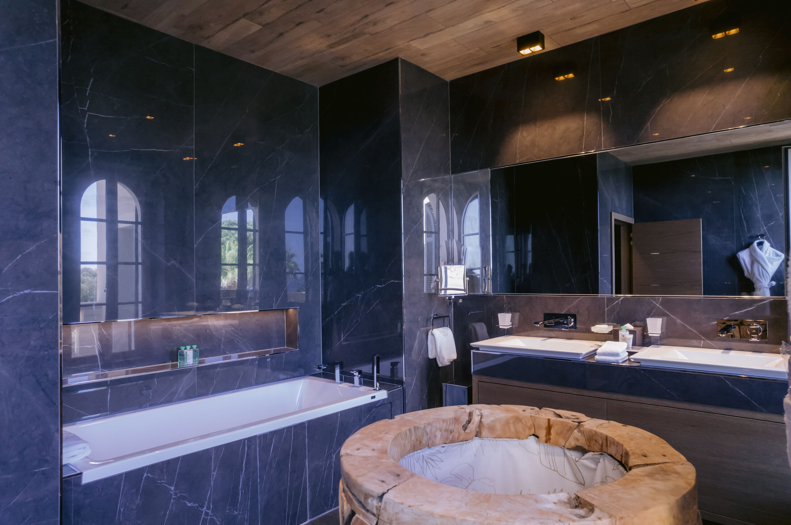 villa-coralie-bathroom-luxury-marble-retreat-lacroixvalmer