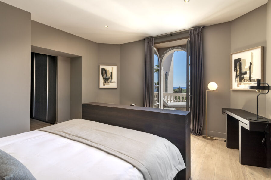 villa-coralie-bedroom-balcony-luxury-seaview-lacroixvalmer