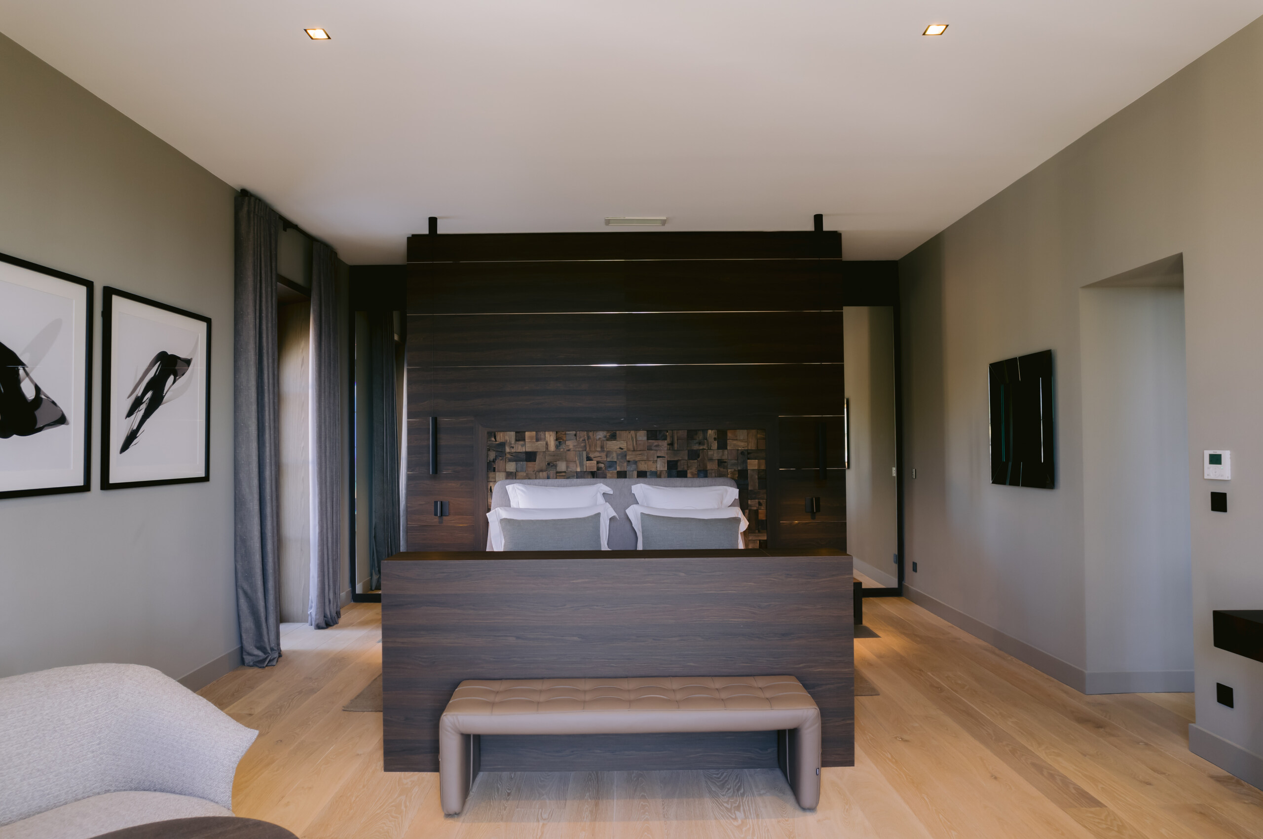 villa-coralie-bedroom-bespoke-luxury-doublebed-lacroixvalmer