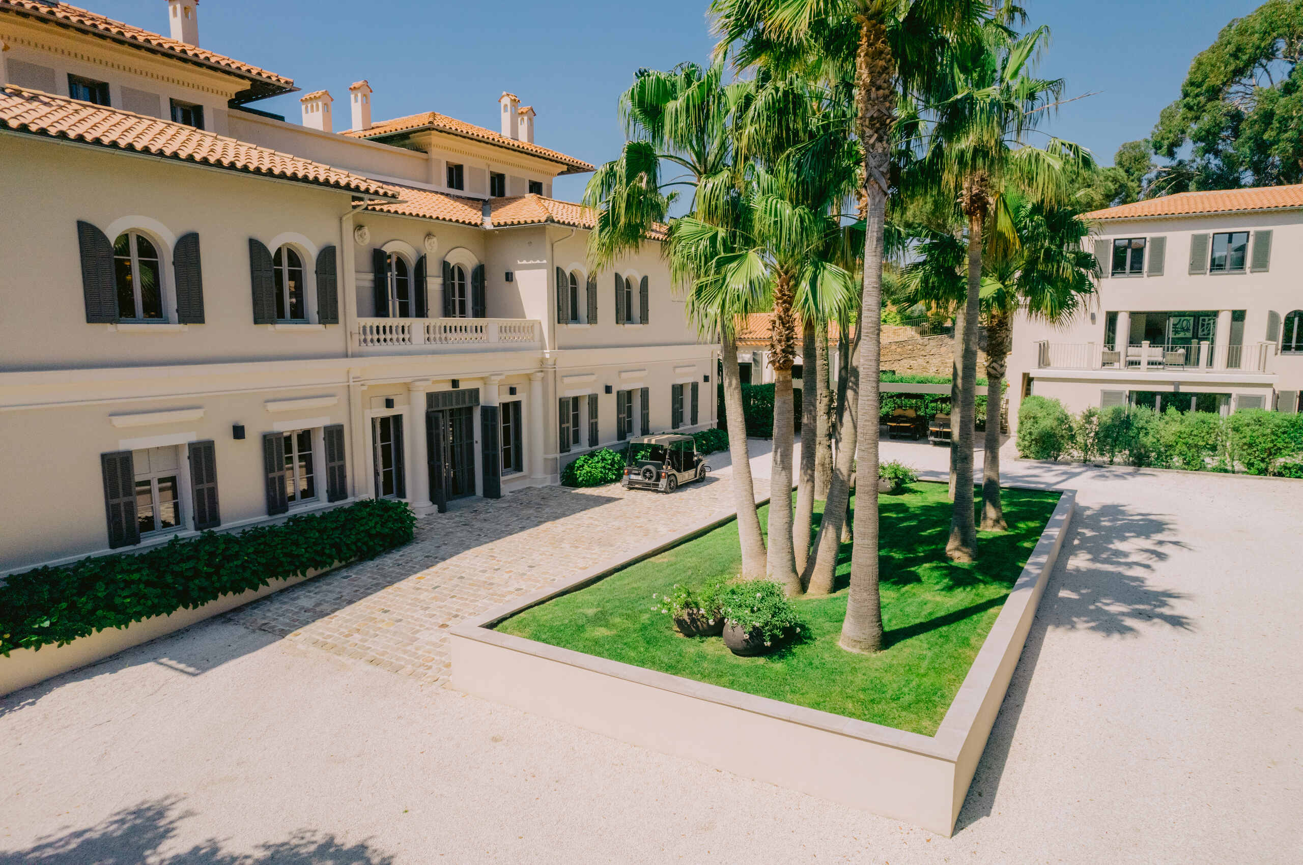 villa-coralie-courtyard-palmtrees-golfbuggy-luxury-lacroixvalmer