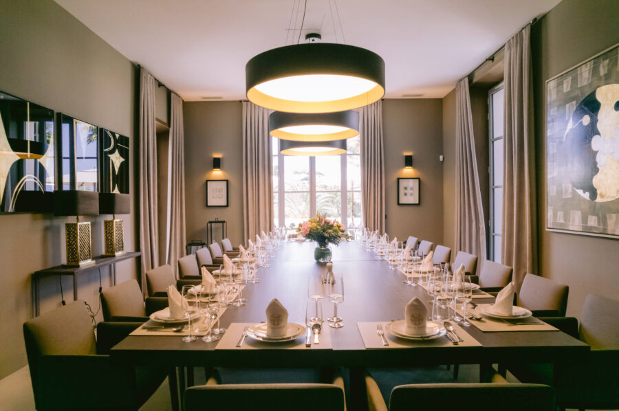 villa-coralie-diningroom-luxury-artwork-designer-interior-lacroixvalmer