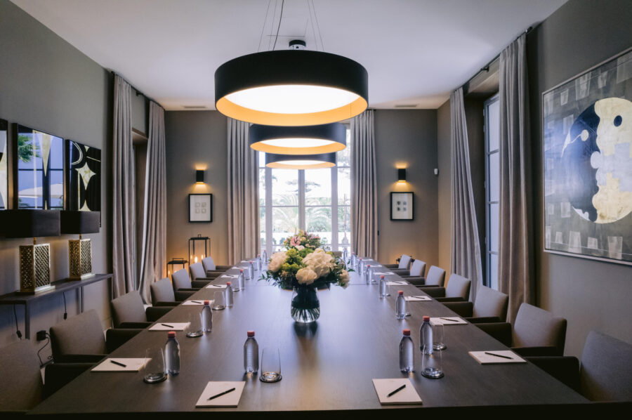 villa-coralie-diningroom-meetingroom-retreat-hosting-lacroixvalmer
