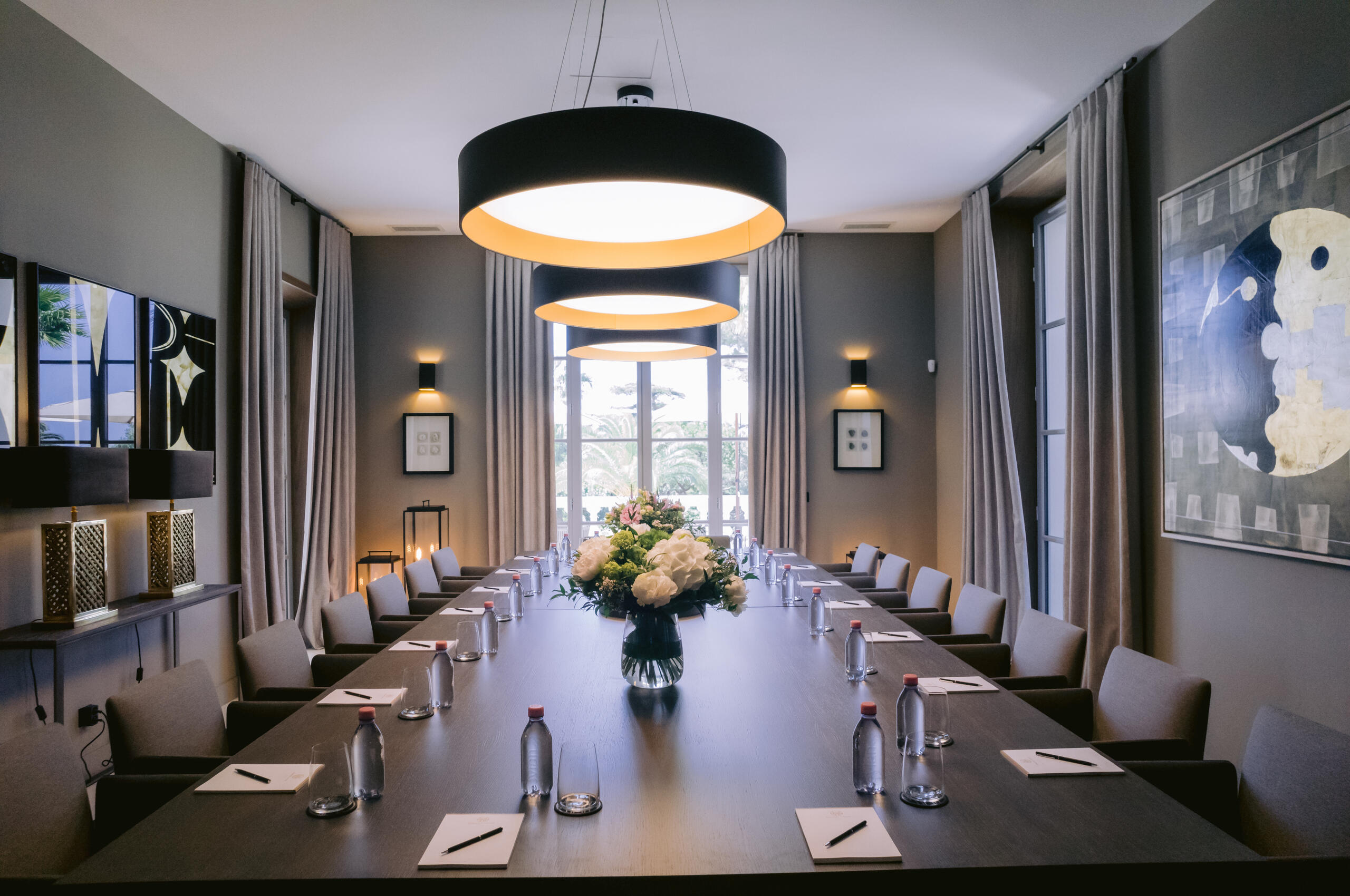 villa-coralie-diningroom-meetingroom-retreat-hosting-lacroixvalmer