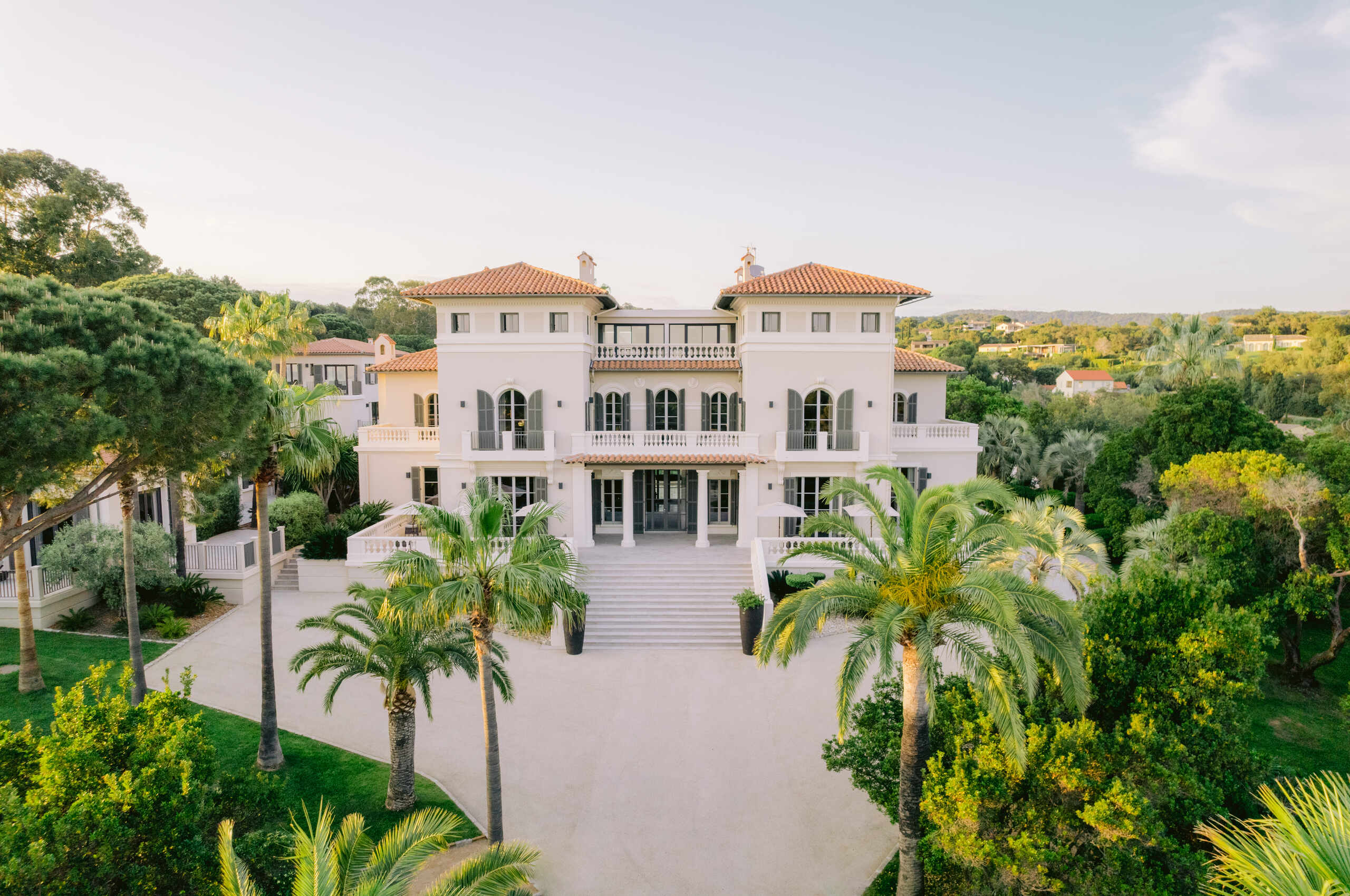 villa-coralie-exterior-entrance-palmtree-luxury-retreat-lacroixvalmer