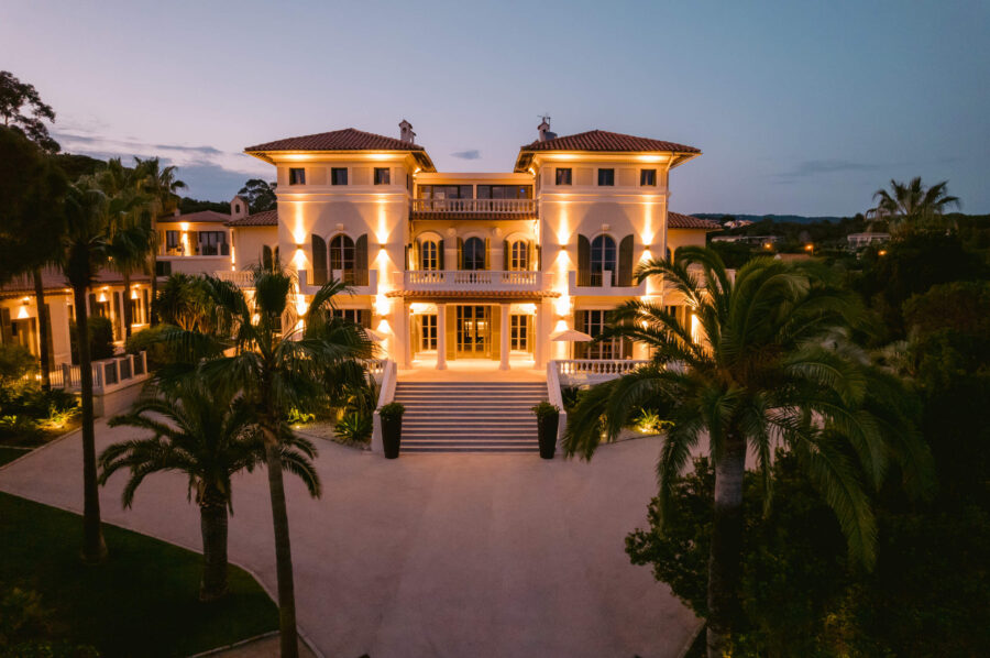 villa-coralie-exterior-night-luxury-palmtree-lacroixvalmer