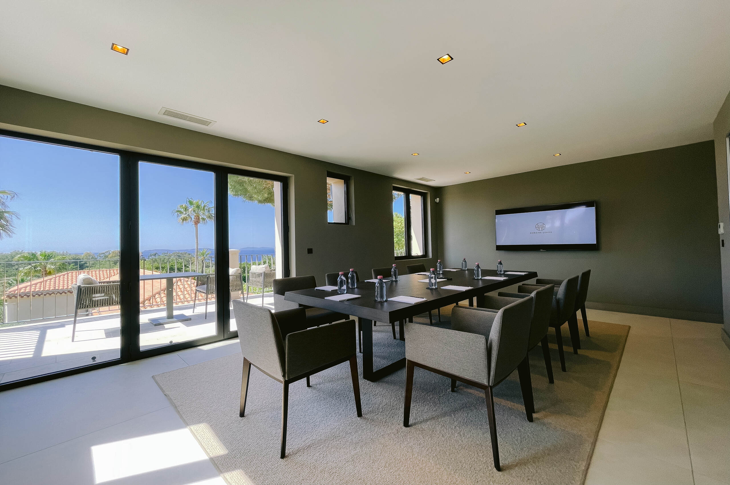 villa-coralie-meetingroom-office-balcony-seaview-lacroixvalmer