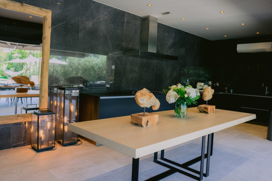 villa-coralie-poolhouse-kitchen-artwork-bespoke-lacroixvalmer