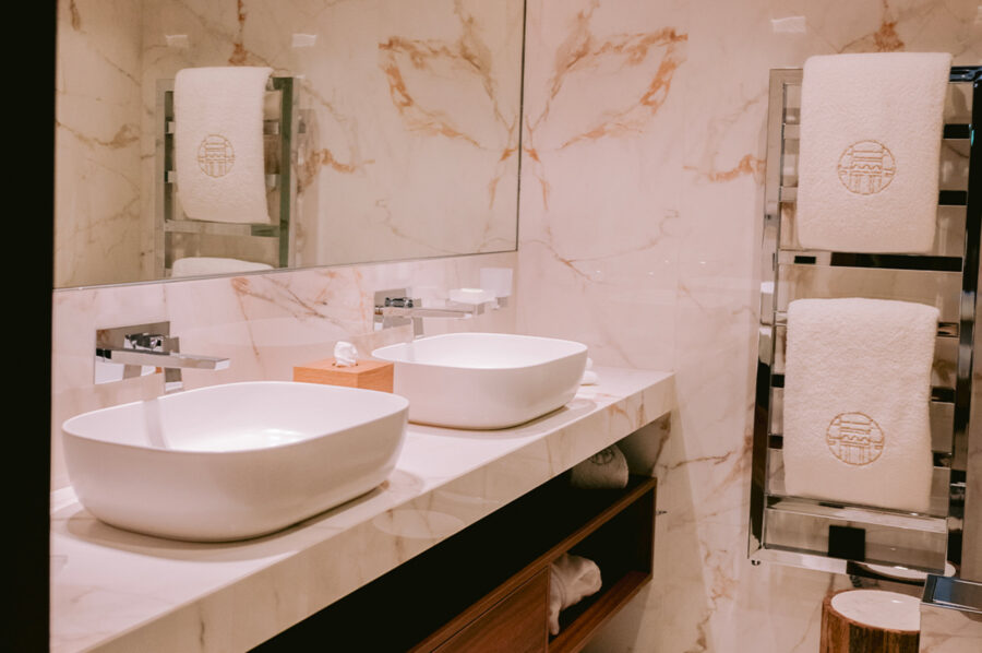 villa-corvina-bathroom-doublesink-marble-luxury-lacroixvalmer