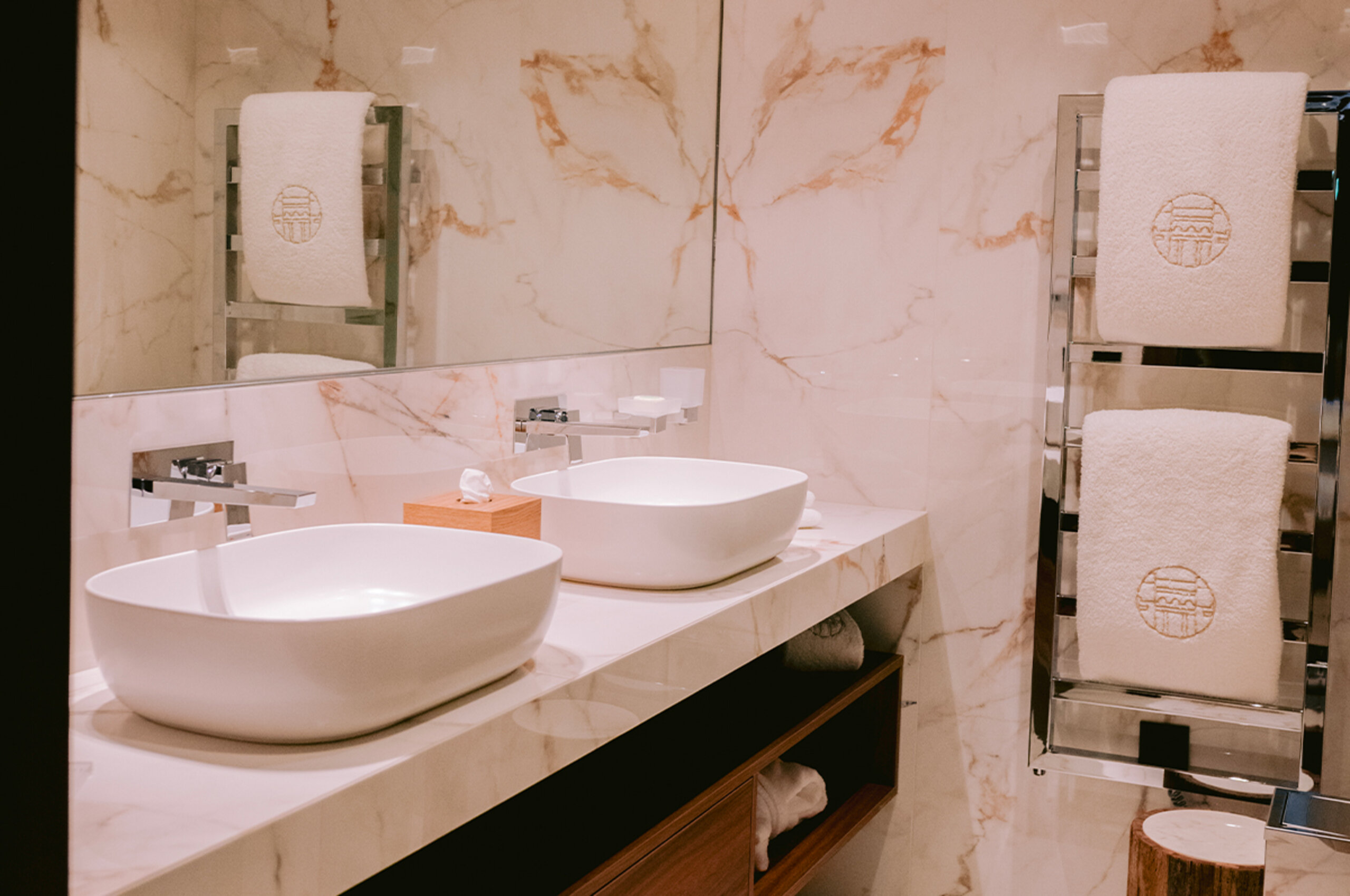 villa-corvina-bathroom-doublesink-marble-luxury-lacroixvalmer