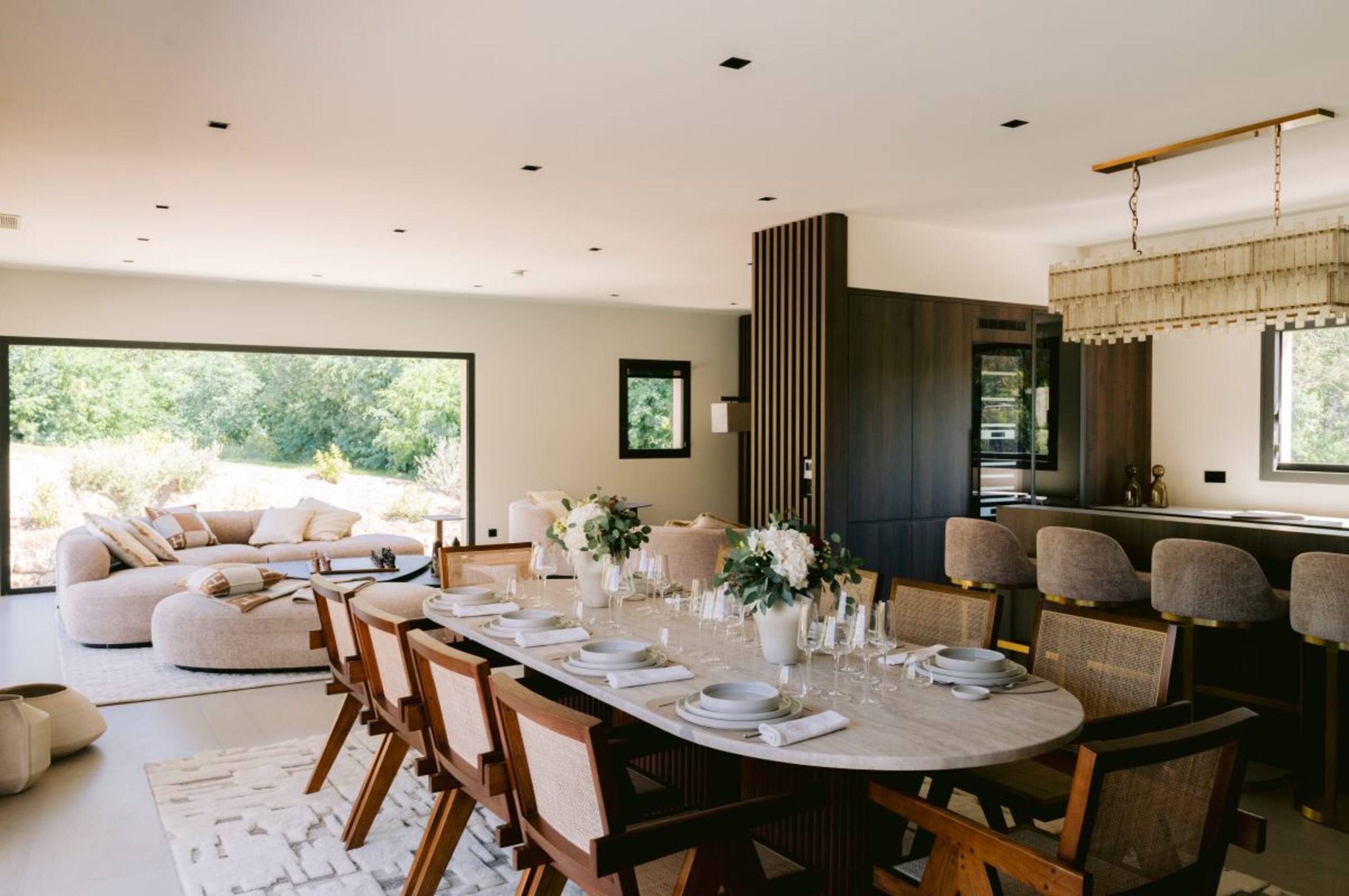 villa-corvina-diningroom-openplan-luxury-modern-design-lacroixvalmer