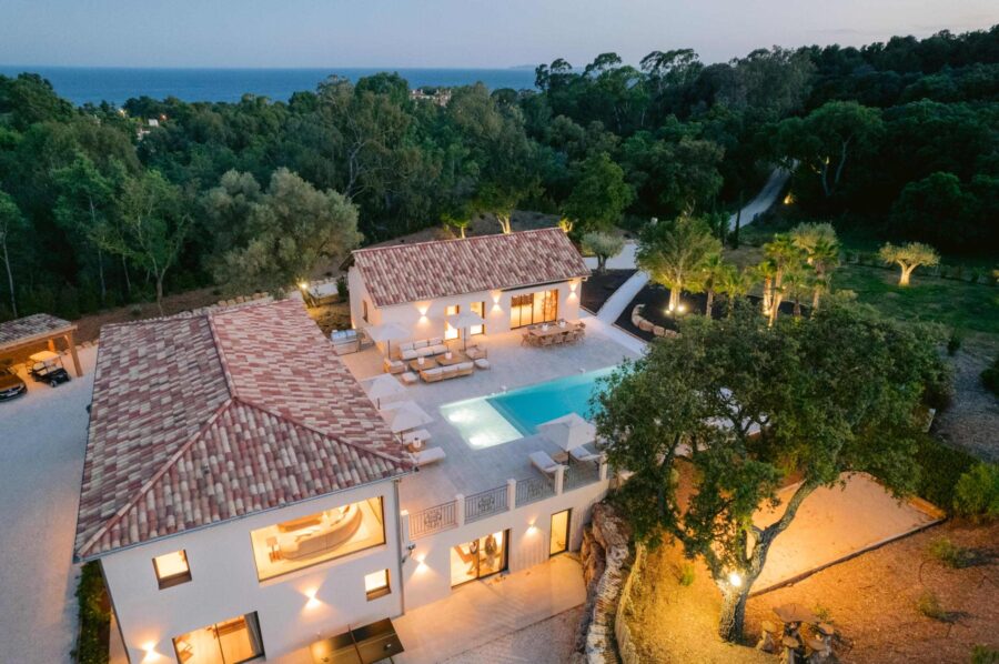 villa-corvina-exterior-night-luxury-rental-retreat-riviera-lacroixvalmer