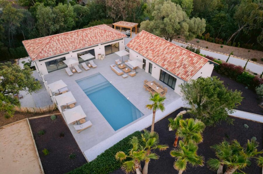 villa-corvina-exterior-swimming-pool-terrace-garden-luxury-retreat-lacroixvalmer