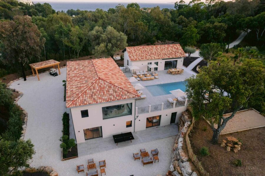 villa-corvina-mainpage-exterior-luxury-rental-retreat-lacroixvalmer