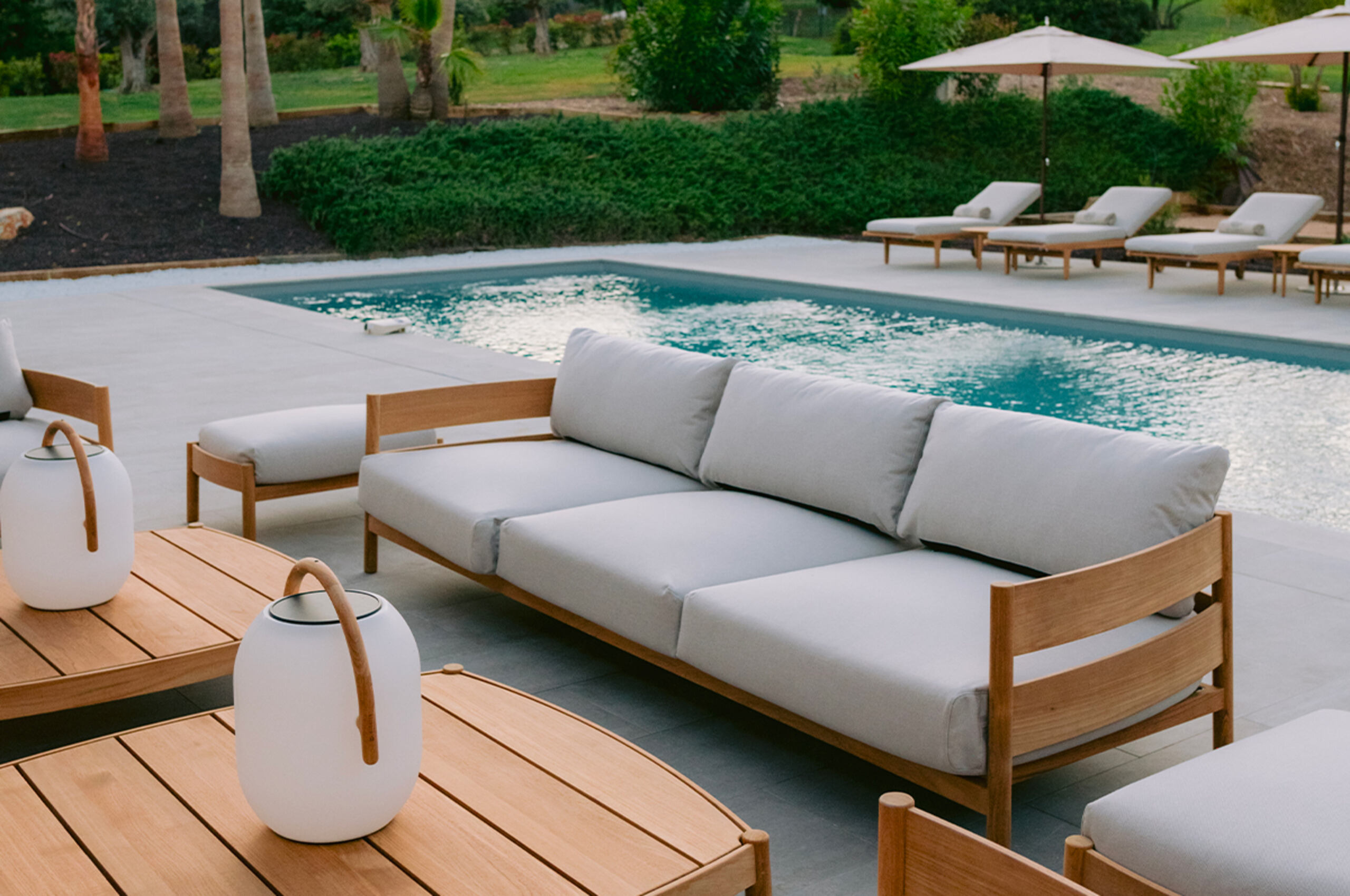 villa-corvina-outdoorlounge-poolside-terrace-luxury-paradise-lacroixvalmer