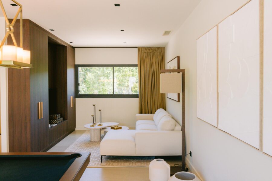 villa-corvina-tv-lounge-cosy-elegant-design-lacroixvalmer