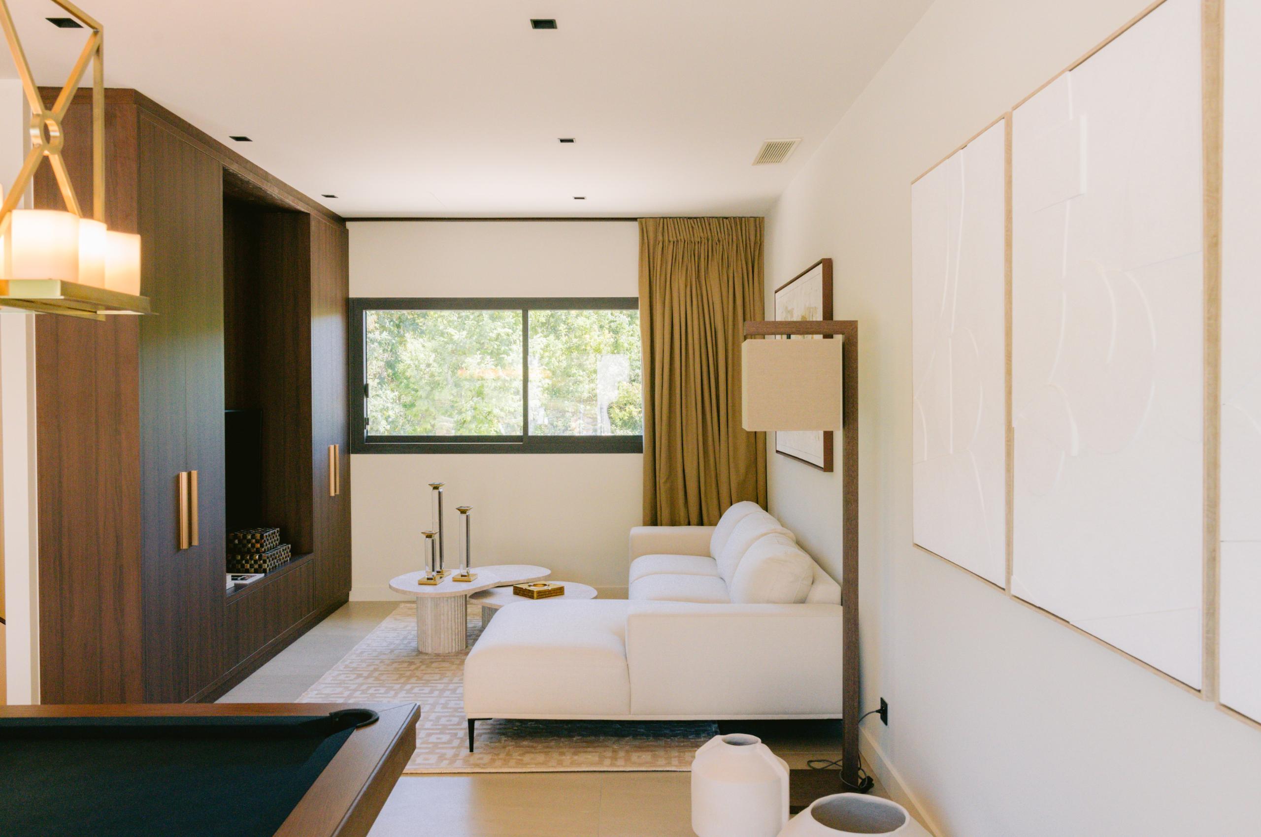 villa-corvina-tv-lounge-cosy-elegant-design-lacroixvalmer