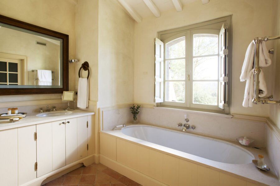 villa-edda-bathroom-bathtub-gardenview-charming-chic-luxury-design-tuscany
