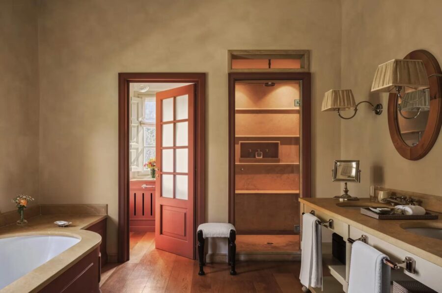 villa-edda-bathroom-bathtub-shower-elegant-serene-design-luxury-tuscany