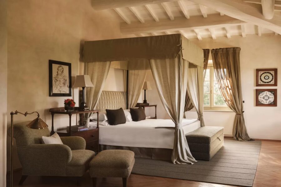 villa-edda-bedroom-canopy-bed-serene-tranquil-interiors-luxury-tuscany
