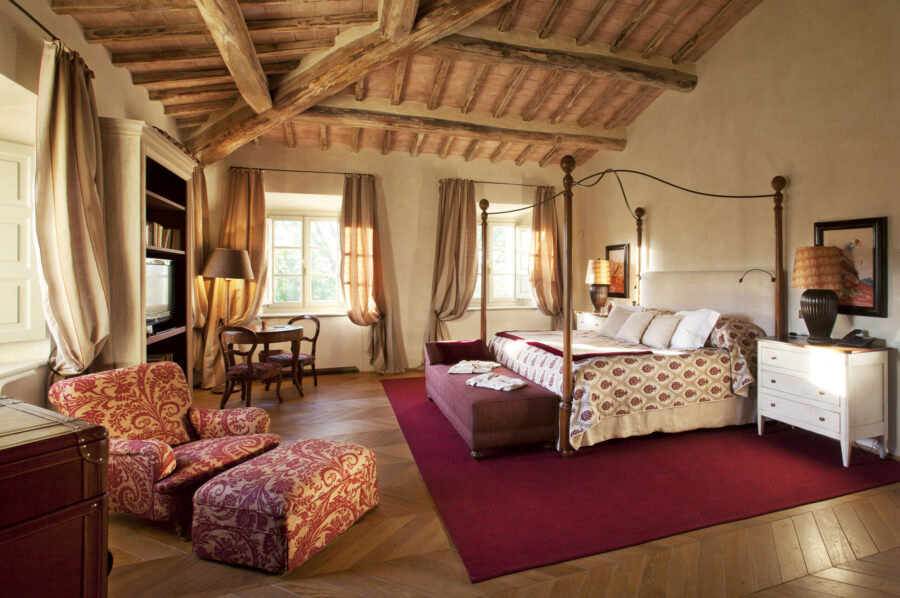 villa-edda-bedroom-charming-beams-luxury-furnishings-interiordesign-tuscany
