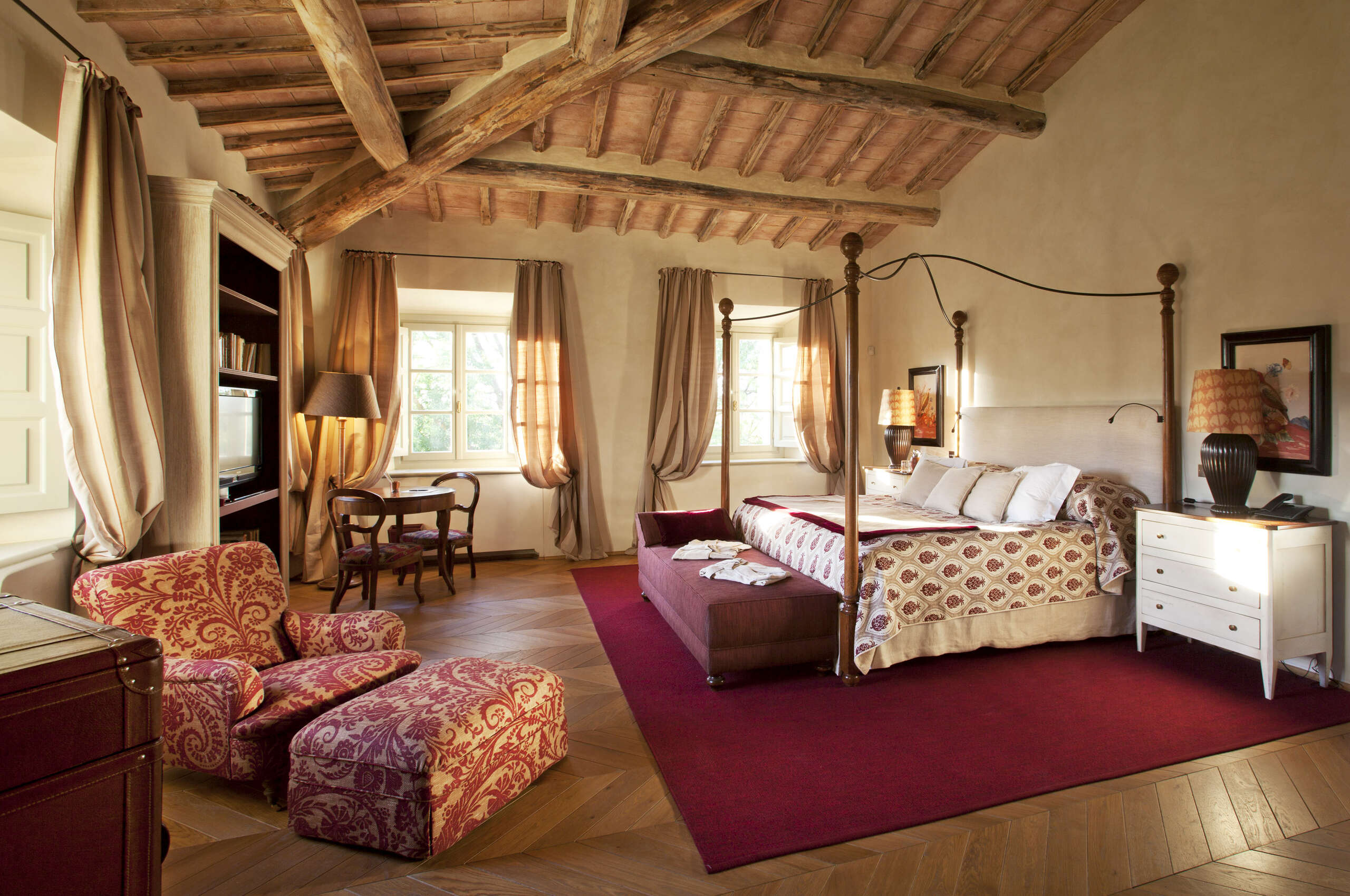 villa-edda-bedroom-charming-beams-luxury-furnishings-interiordesign-tuscany