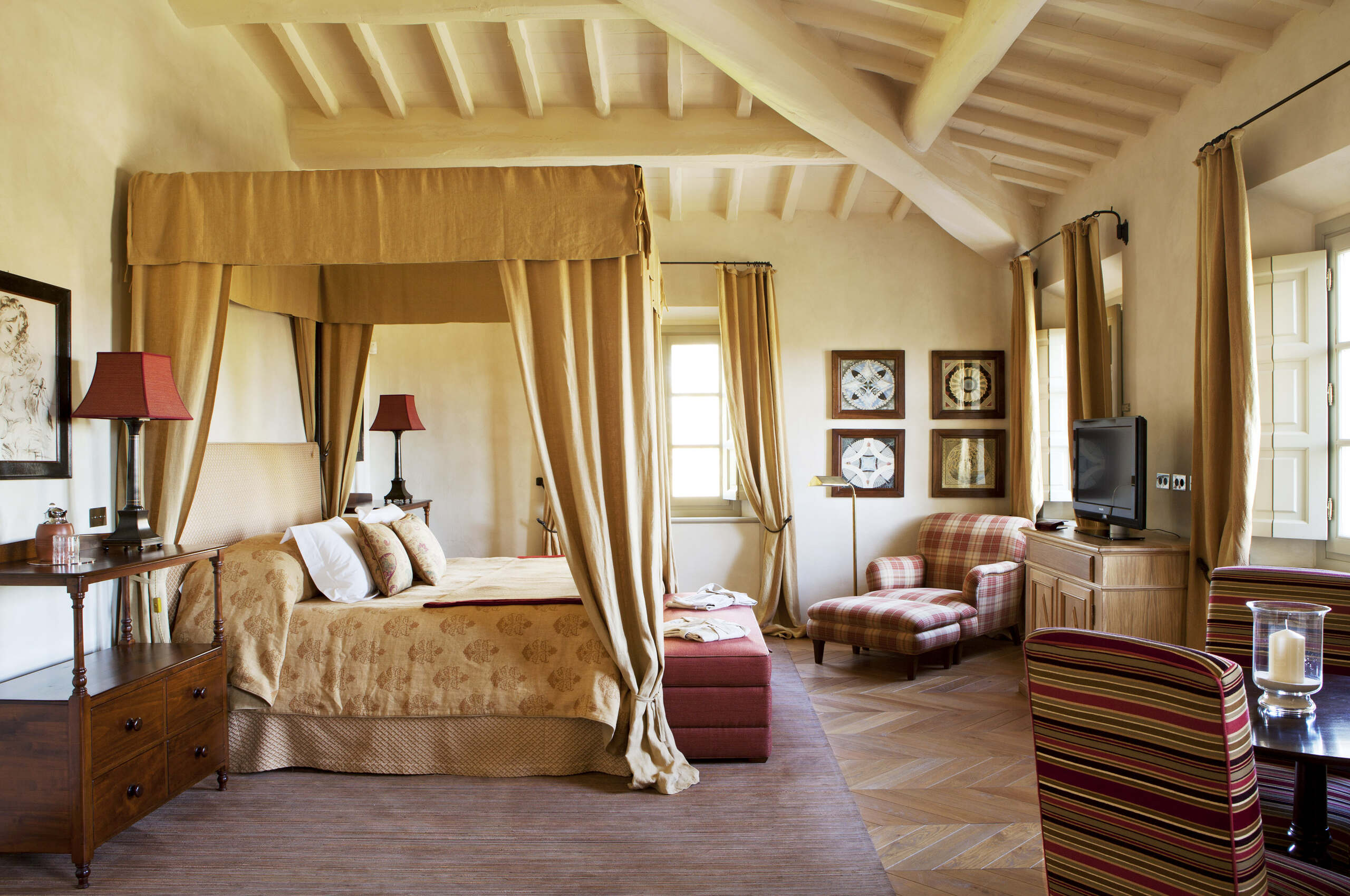 villa-edda-bedroom-charming-elegant-luxury-interior-tuscany