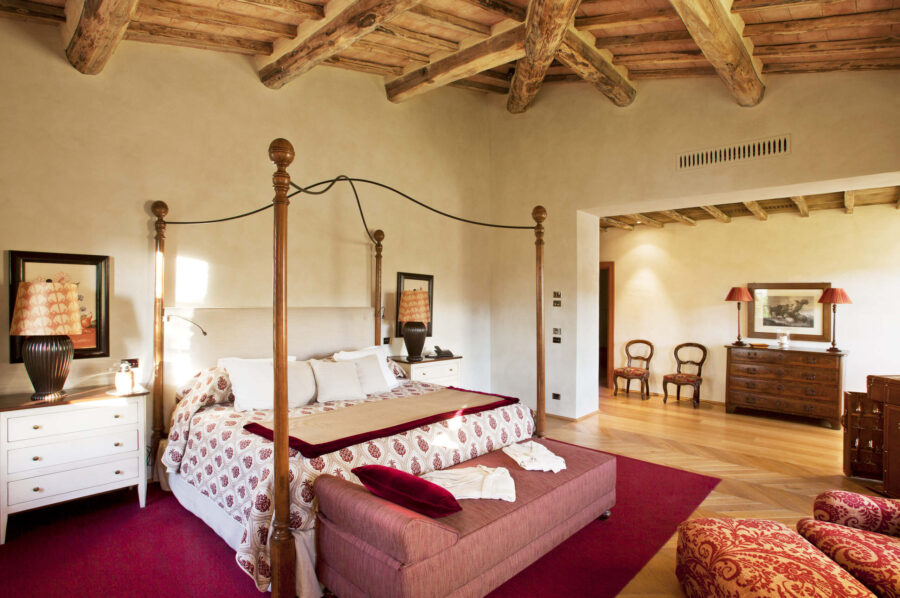 villa-edda-bedroom-luxury-stylish-charming-interior-tuscany