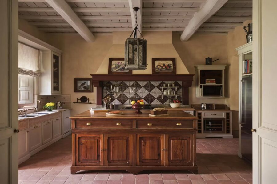 villa-edda-kitchen-breakfast-bar-bold-bright-traditional-design-luxury-tuscany