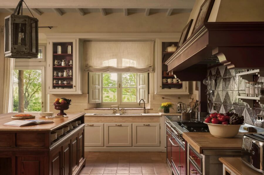 villa-edda-kitchen-scenic-countryside-views-elegant-traditional-design-luxury-tuscany