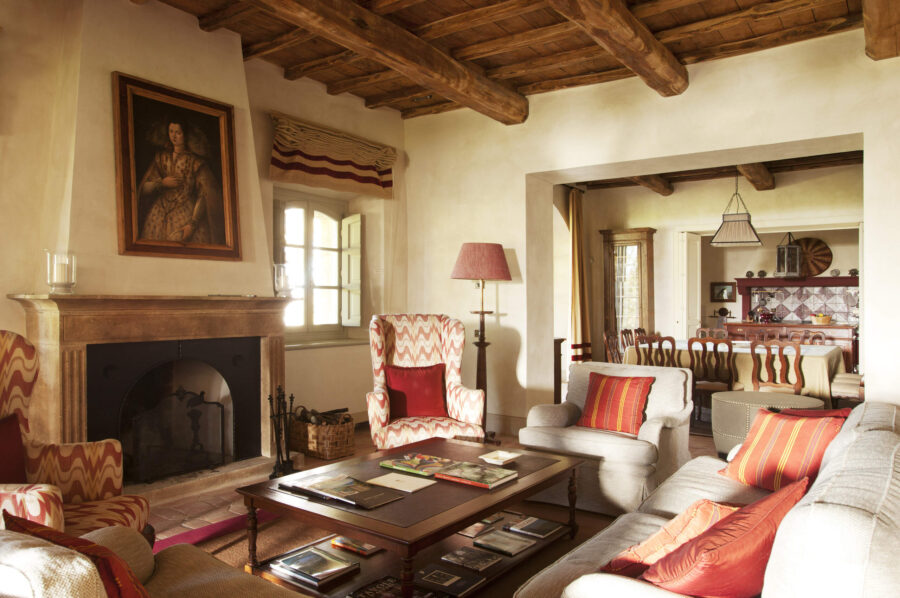 villa-edda-livingroom-charming-traditional-elegant-interior-tuscany