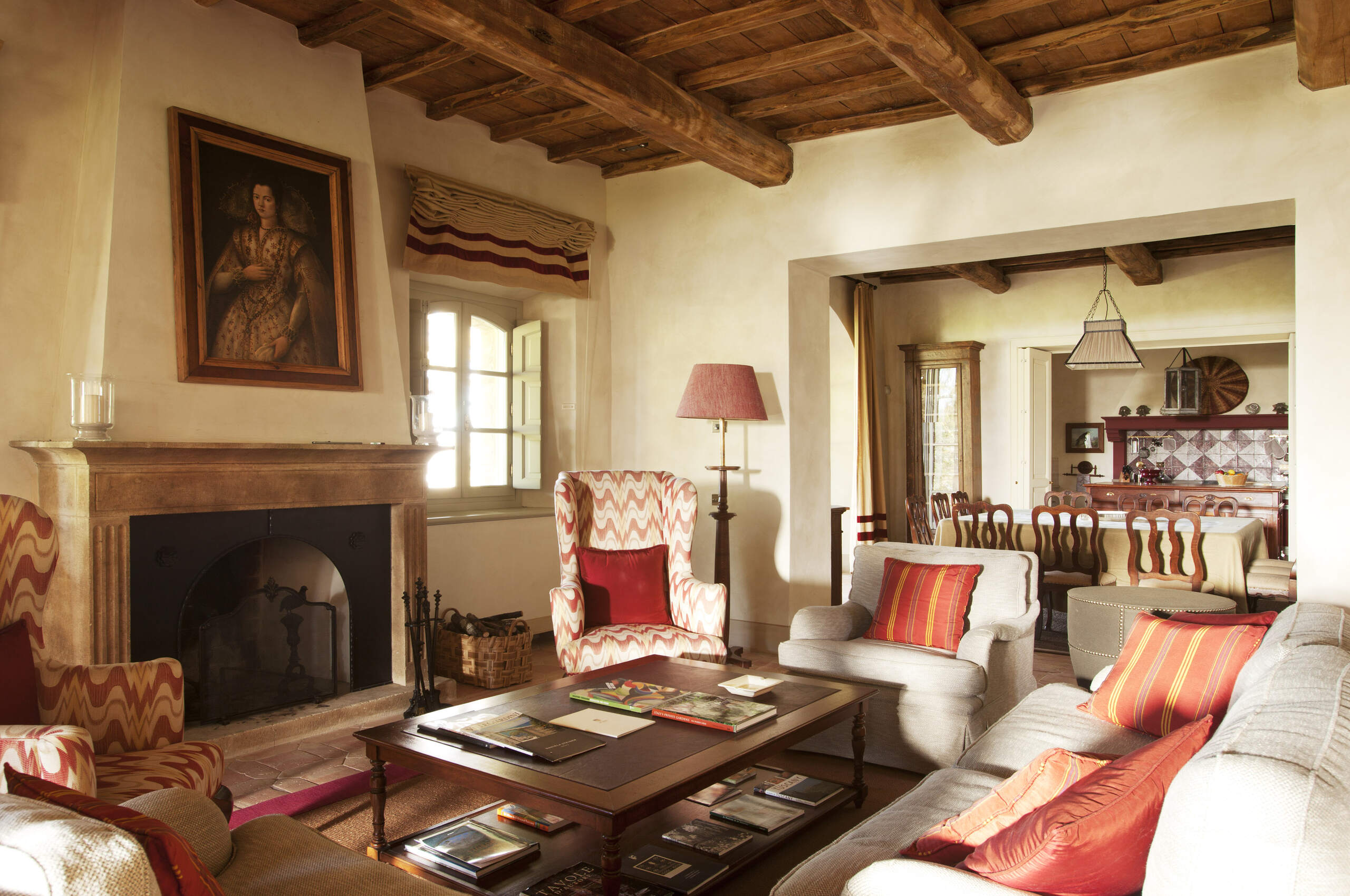 villa-edda-livingroom-charming-traditional-elegant-interior-tuscany