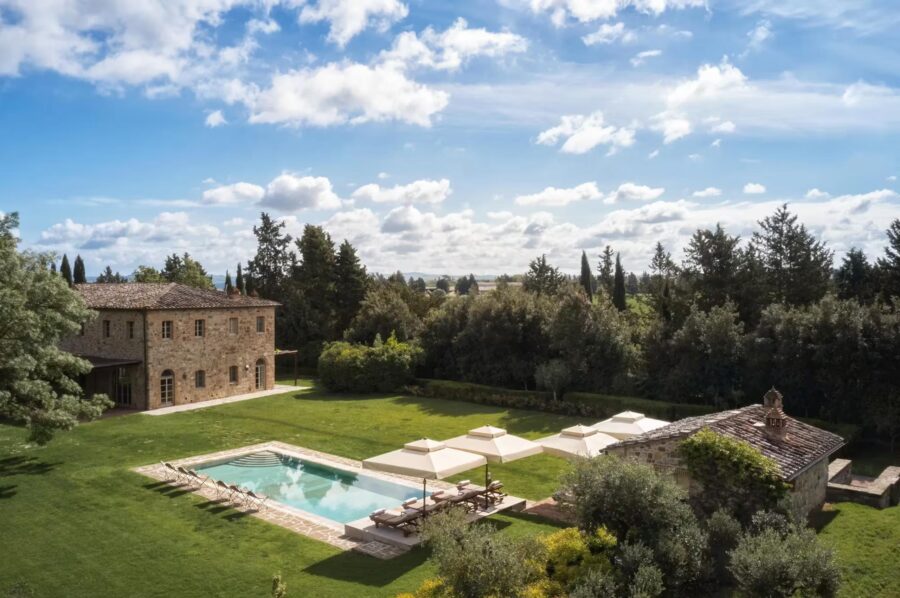 villa-edda-mainpage-exterior-gardens-swimming-pool-luxury-rental-retreat-tuscany