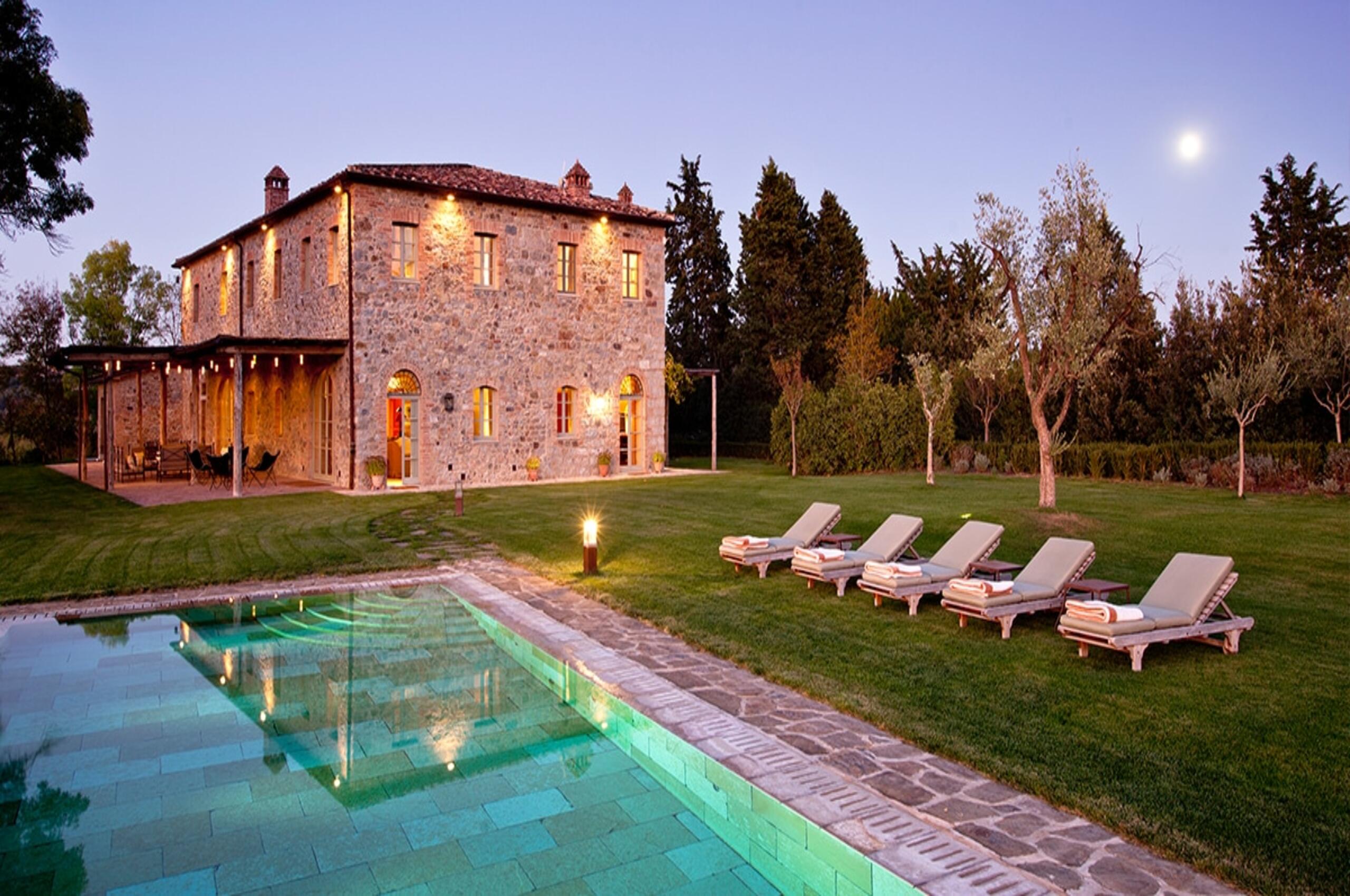 villa-edda-mainpage-exterior-luxury-garden-pool-tuscany