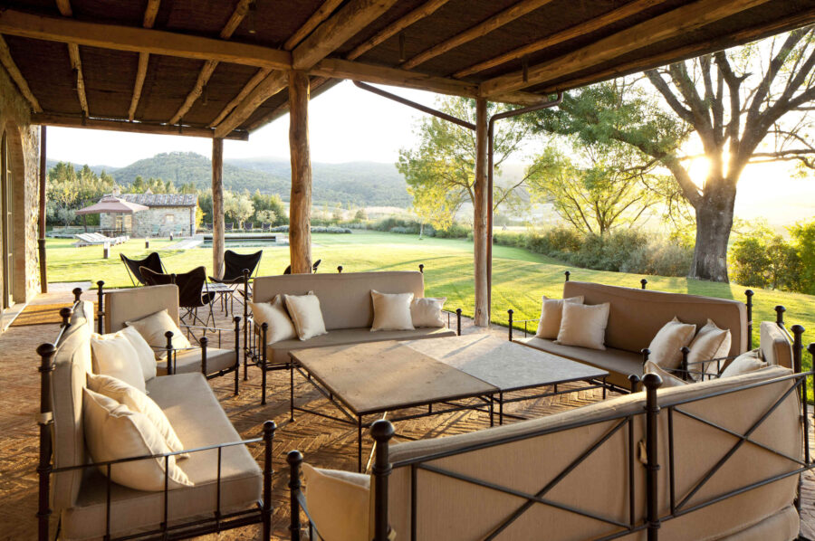villa-edda-outdoor-terrace-garden-pool-vineyards-luxury-tuscany