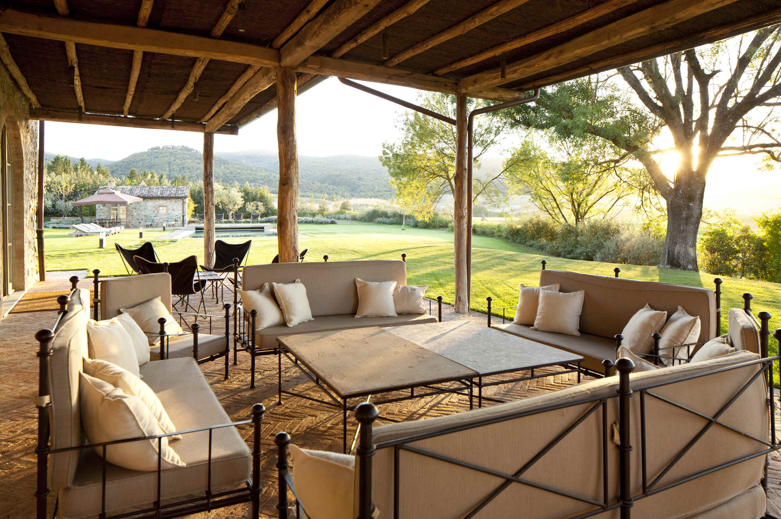 villa-edda-outdoor-terrace-garden-pool-vineyards-luxury-tuscany