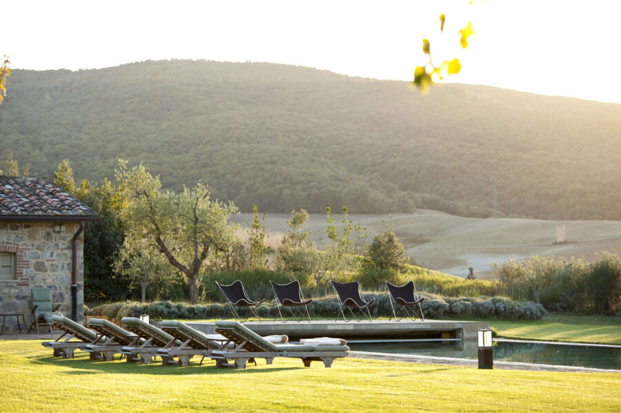 villa-edda-pool-sunbed-countryside-vineyards-italianhills-tuscany