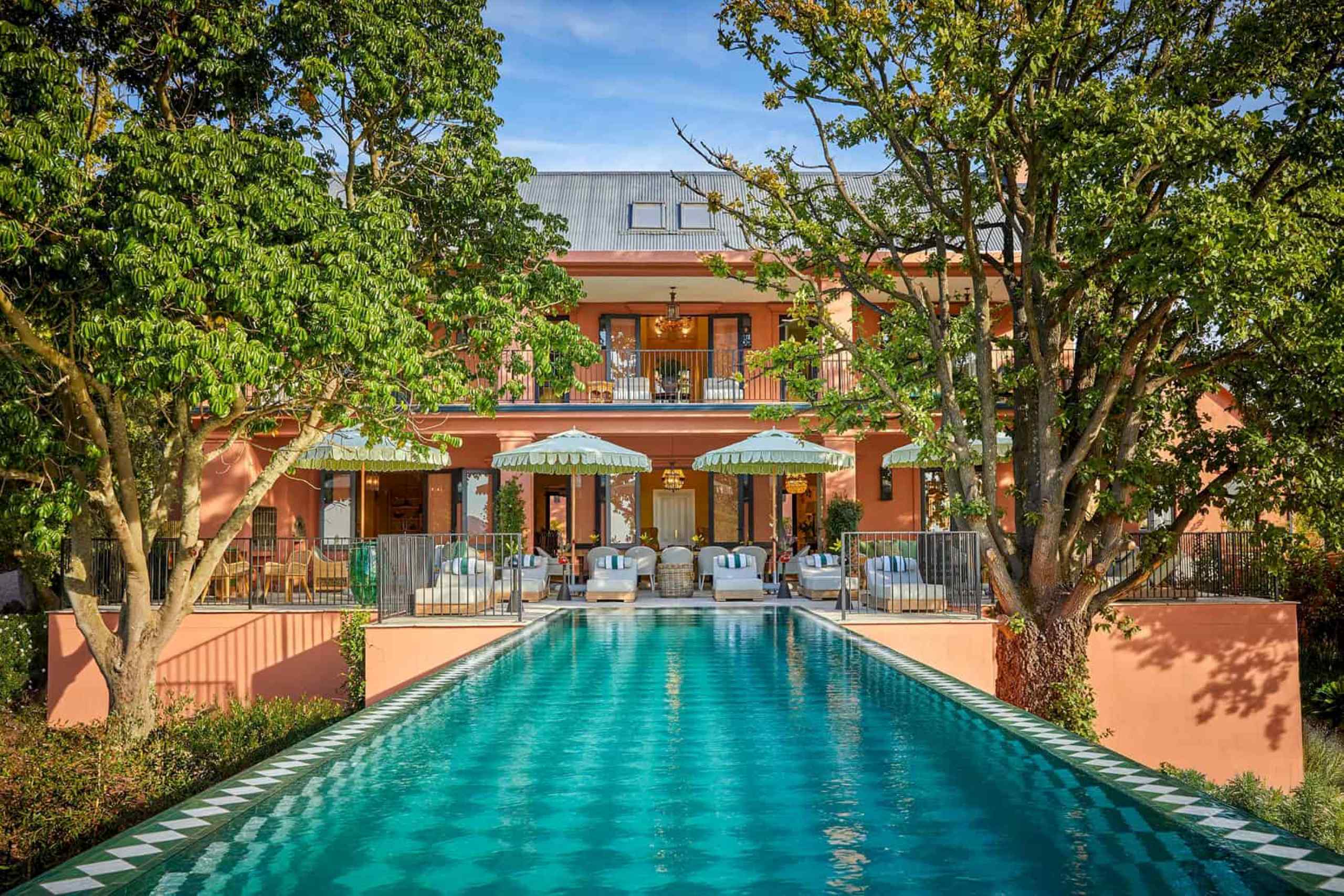 villa-frankie-mainpage-exterior-swimmingpool-terrace-luxury-rental-retreat-southafrica