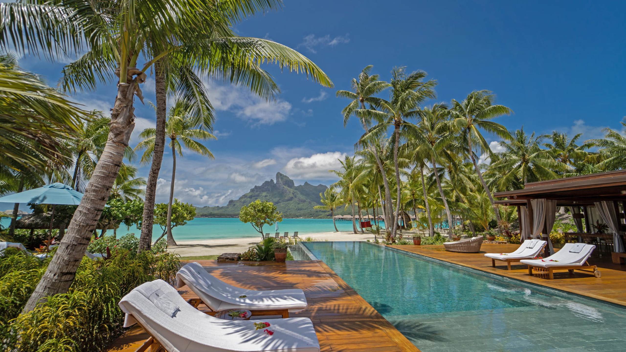 villa-freya-exterior-swimmingpool-beachfront-seaviews-palmtree-mountainview-luxury-rental-retreat-borabora